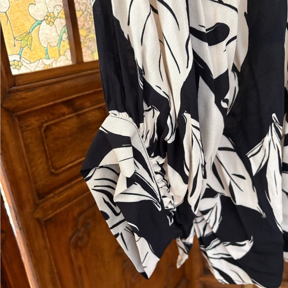 NWT Karen Kane Sand & Sky Leaf Print Blouse Sz M - Picture 5 of 5